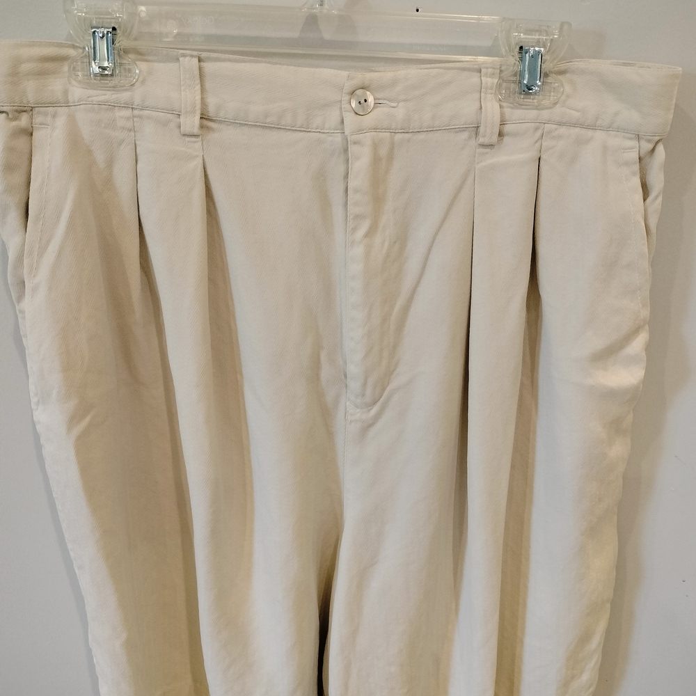 Tommy Bahama's Women's Cream Silk Shorts Size 16